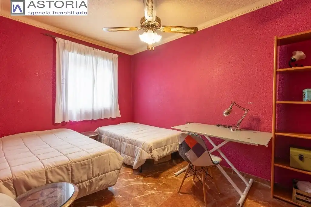 Dormitori de Casa adosada en venda en Granada amb Terrassa i Piscina comunitària