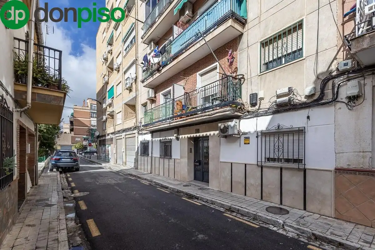 Vista exterior de Piso en venta en Granada