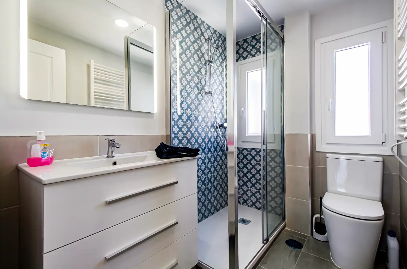 Bathroom of Flat for rent in Madrid  with Air Conditioner, Heating and Storage room
