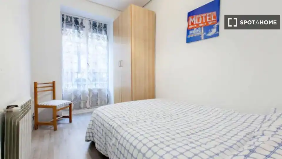 Schlafzimmer von Wohnung zur Miete in Madrid mit Klimaanlage, Heizung und Möbliert