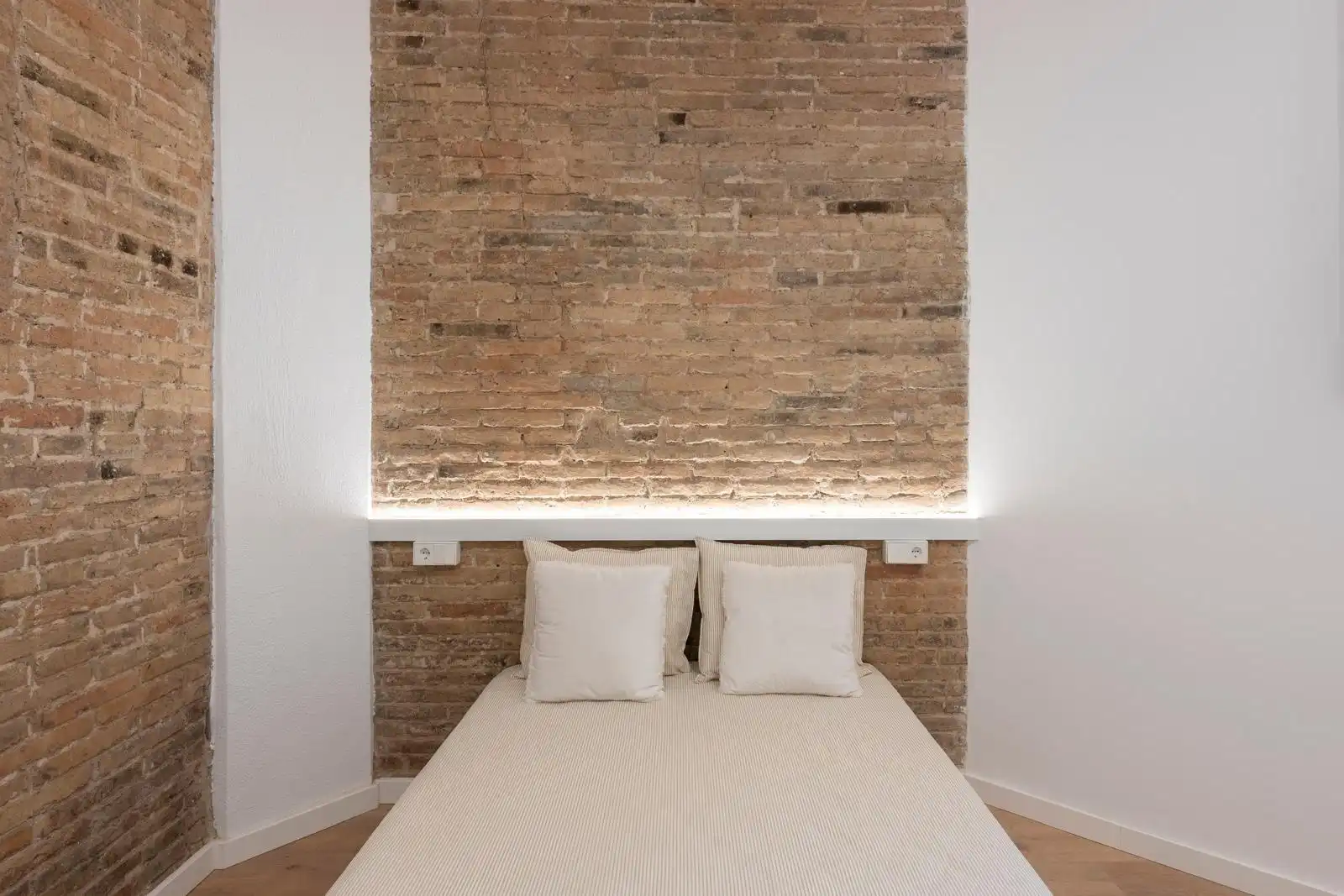Schlafzimmer von Erdgeschoss zum Verkauf in Barcelona mit Klimaanlage, Heizung und Möbliert