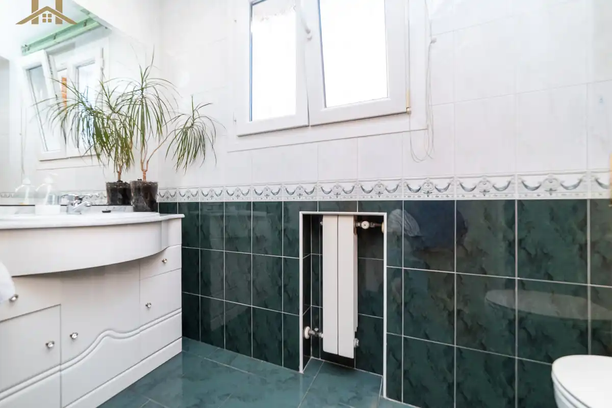 Bany de Casa o xalet en venda en Arroyomolinos (Madrid) amb Aire condicionat, Jardí privat i Terrassa