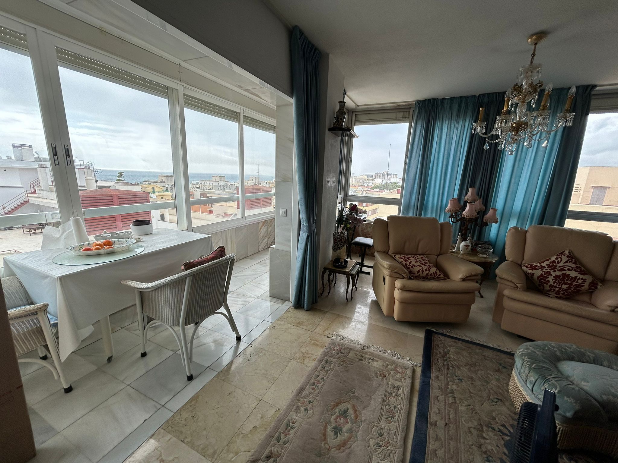 Sala de estar de Ático en venta en Marbella con Amueblado, Balcón y Piscina comunitaria