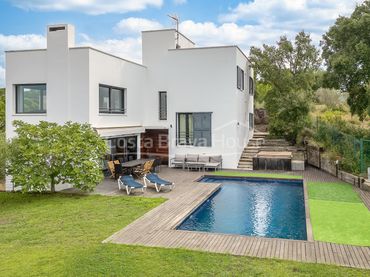Casa con piscina en venta en Carrer Joan Amades