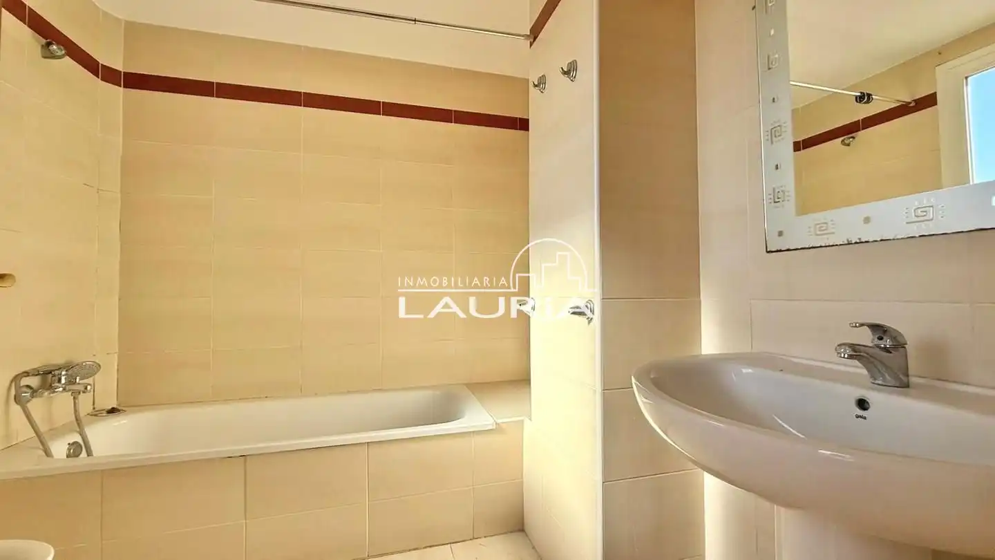 Baño de Ático en venta en Paterna con Parquet, Terraza y Trastero