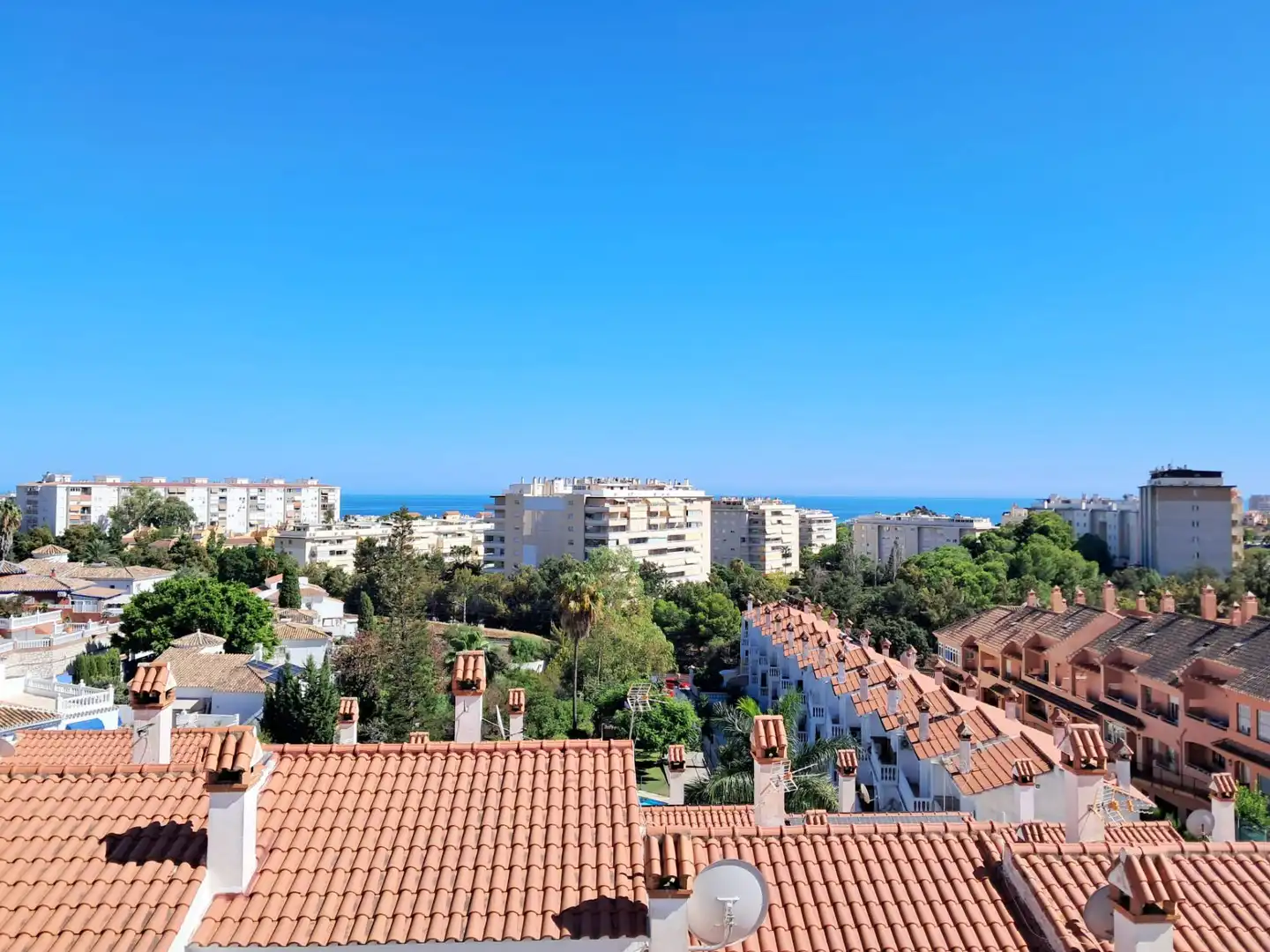 Vista exterior de Casa adosada en venda en Benalmádena amb Aire condicionat, Calefacció i Jardí privat