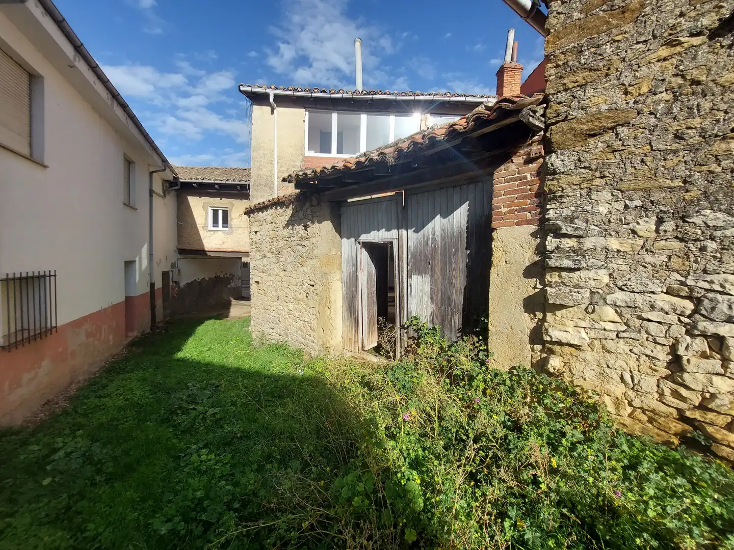 Vista exterior de Casa o xalet en venda en Boñar amb Calefacció, Jardí privat i Terrassa