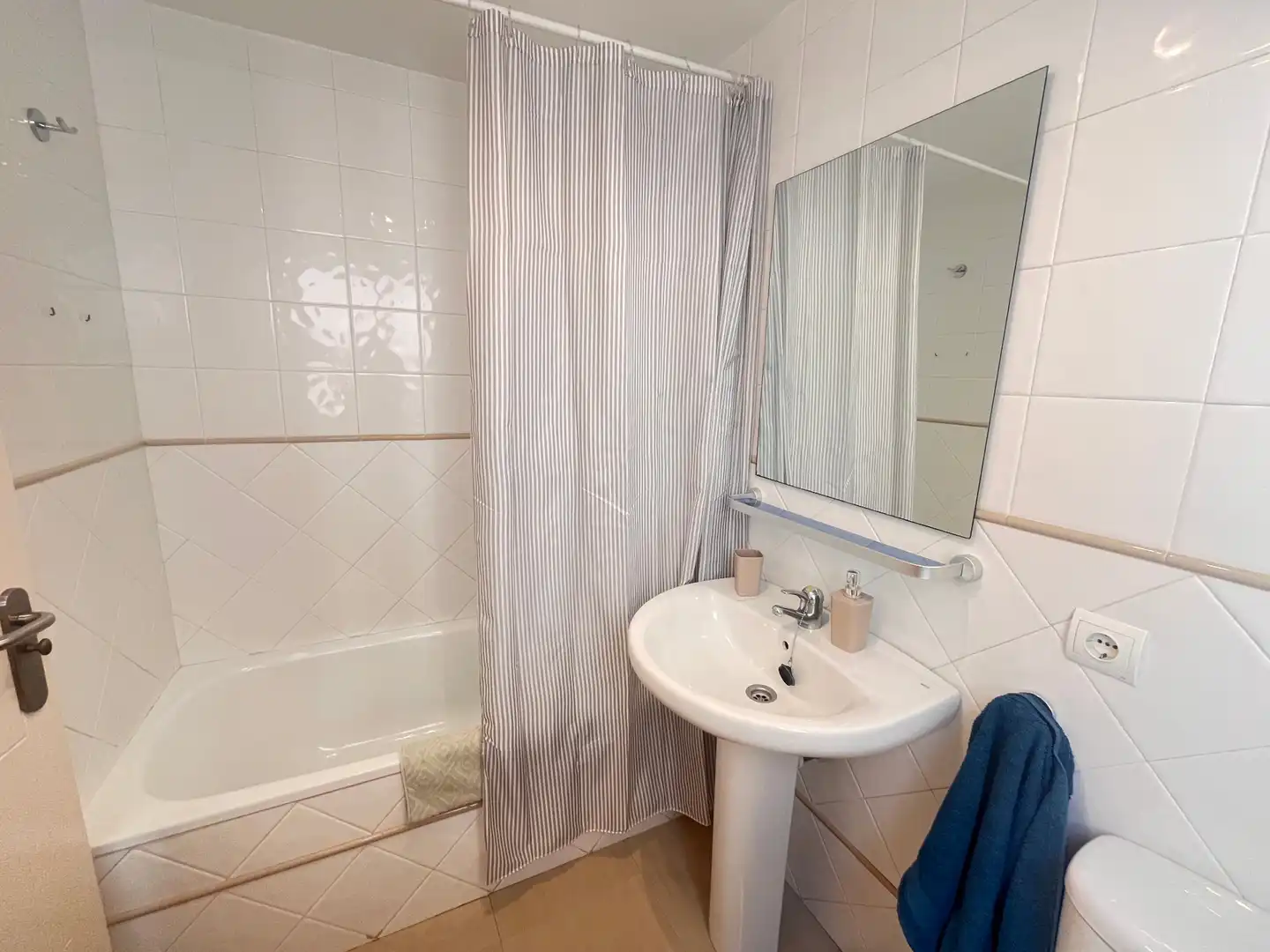 Bathroom of Study for rent in Marbella  with Air Conditioner, Furnished and Oven