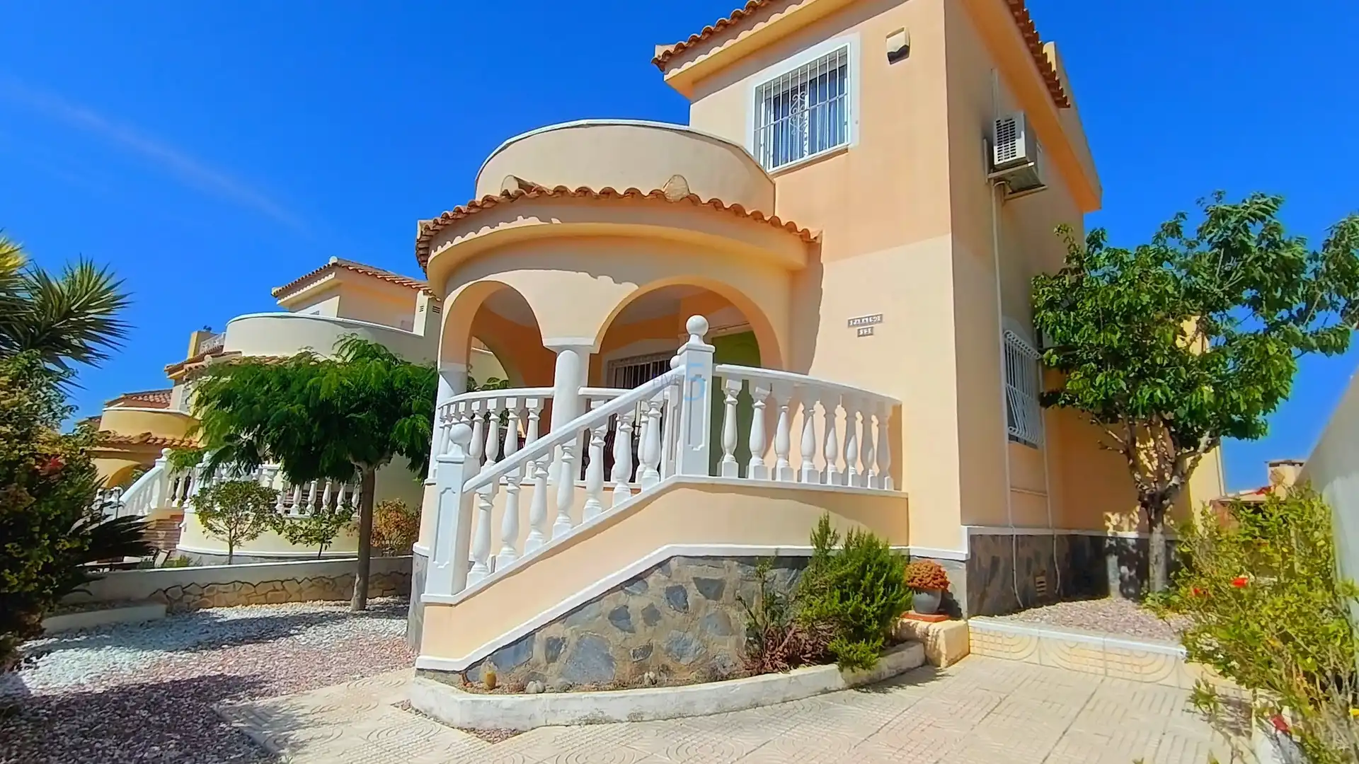 House with pool for sale in Rojales