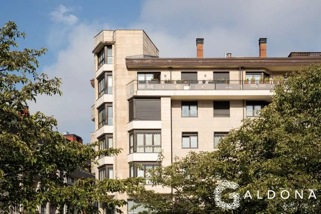 Vista exterior de Pis en venda en Donostia - San Sebastián  amb Calefacció, Terrassa i Balcó