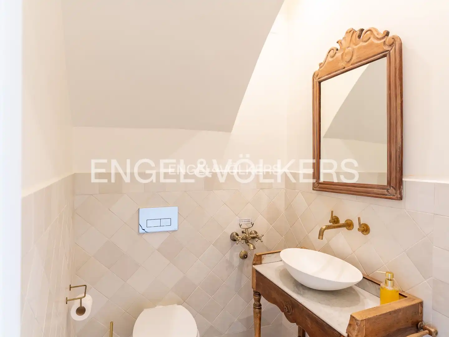 Baño de Casa adosada de alquiler en Alella con Aire acondicionado, Calefacción y Jardín privado