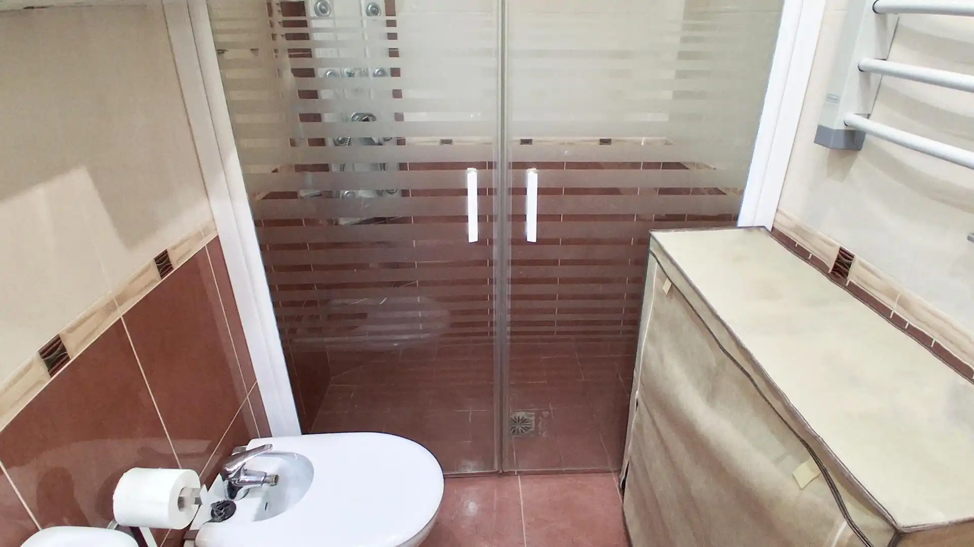 Badezimmer von Einfamilien-Reihenhaus zum Verkauf in Cabrerizos mit Heizung, Abstellraum und Schwimmbad