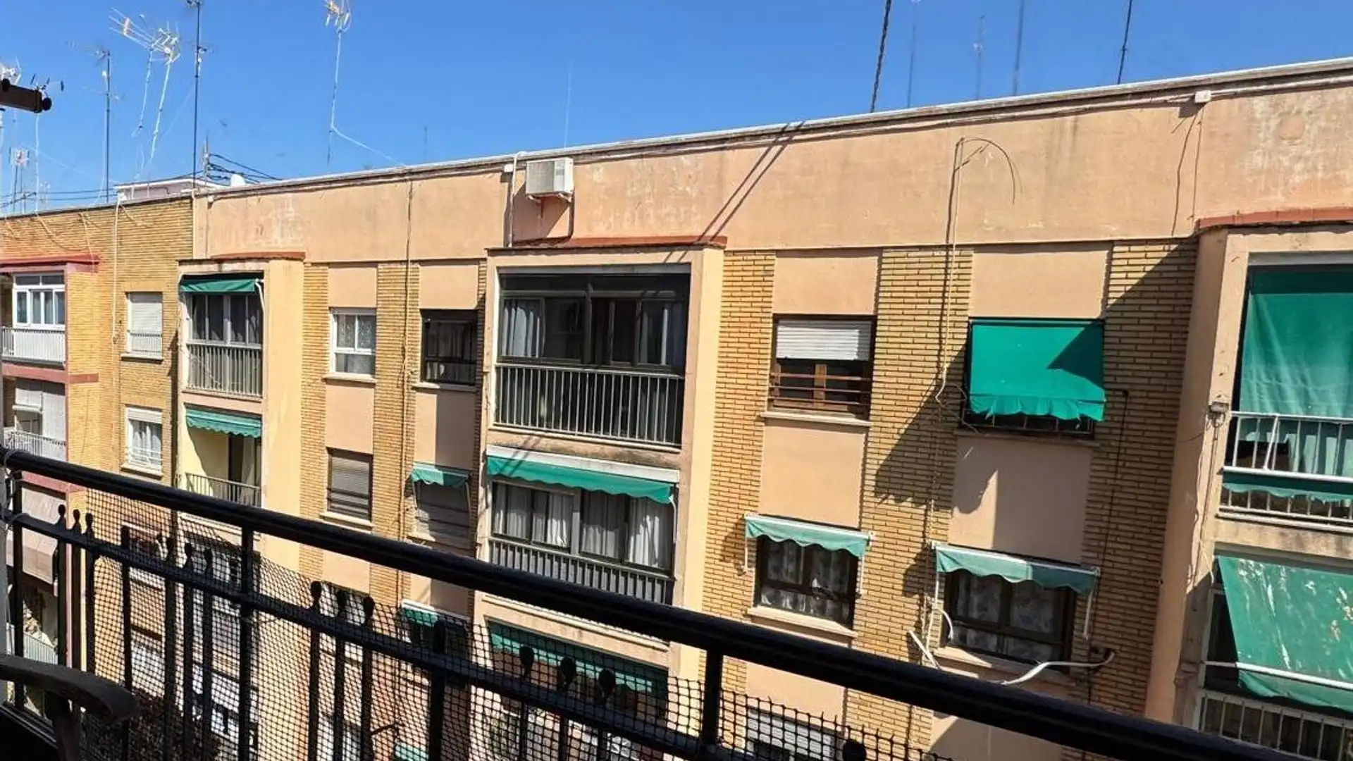 Vista exterior de Piso en venta en Mislata con Aire acondicionado y Balcón