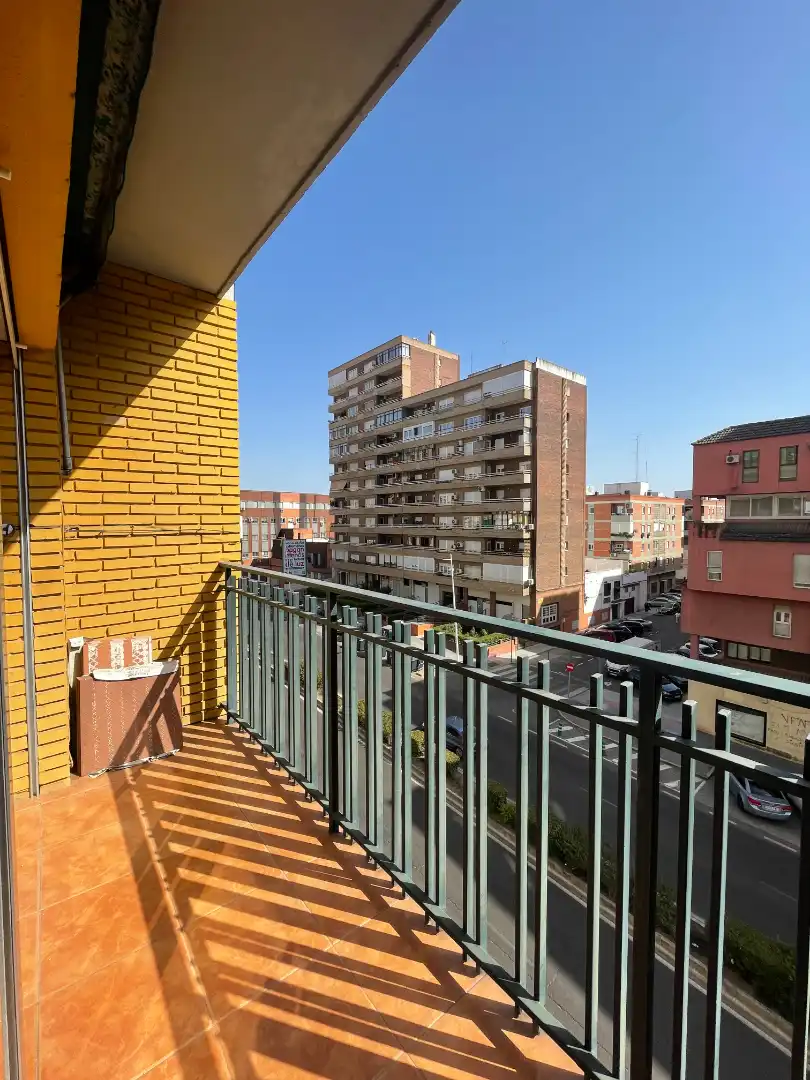 Vista exterior de Piso de alquiler en Badajoz con Aire acondicionado, Calefacción y Amueblado