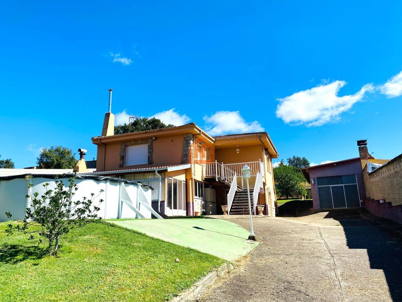 Exterior view of House or chalet for sale in Valverde de la Virgen  with Heating, Private garden and Furnished