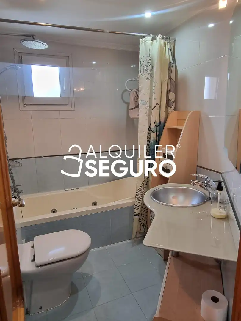 Badezimmer von Wohnung zur Miete in Madrid mit Klimaanlage, Heizung und Möbliert