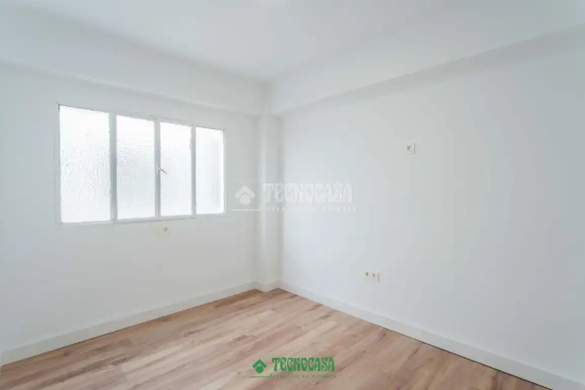 Habitación de Piso en venta en Almería con Calefacción y Balcón