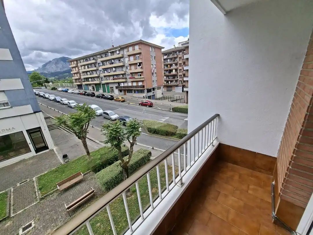 Vista exterior de Piso en venta en Abadiño  con Calefacción y Balcón