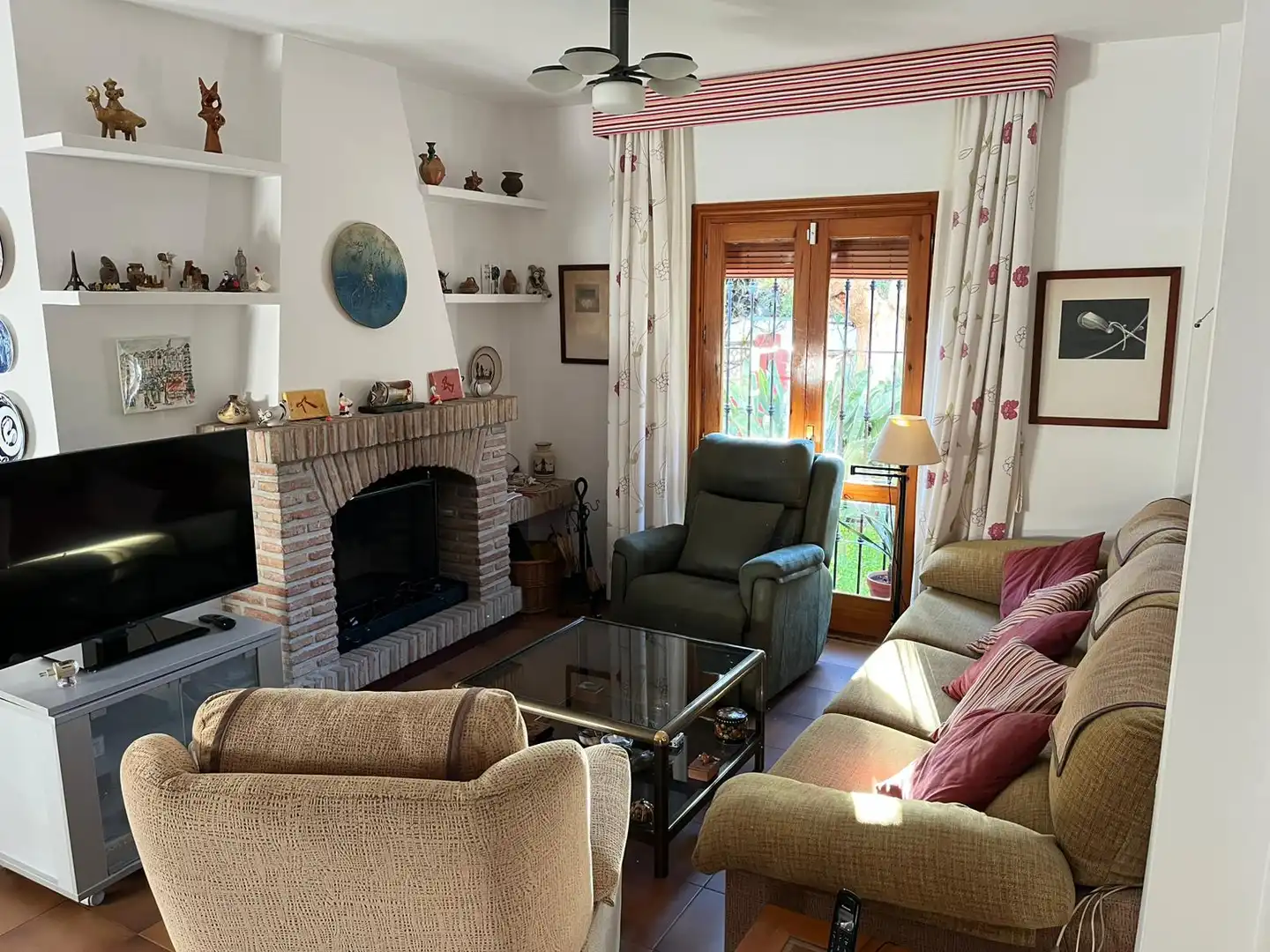 Sala d'estar de Casa adosada en venda en Vélez-Málaga amb Aire condicionat, Calefacció i Jardí privat