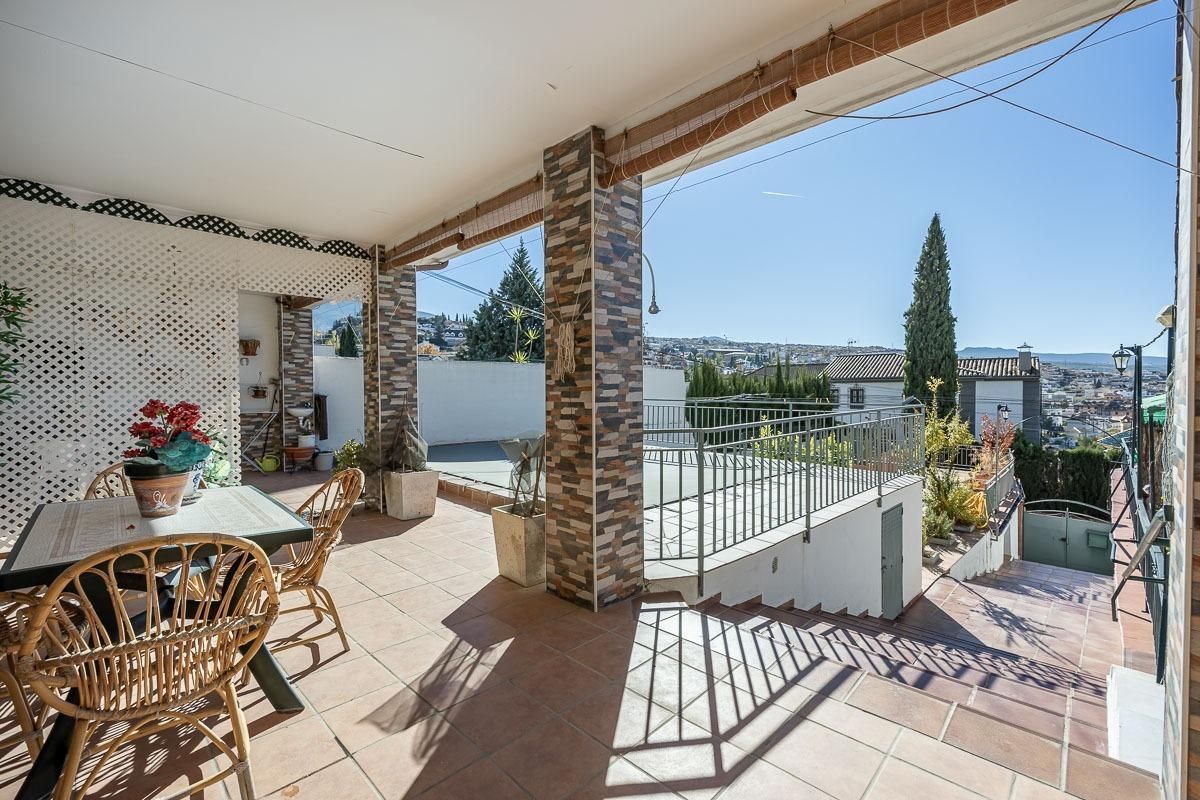 Terrassa de Casa adosada en venda en Monachil amb Aire condicionat, Piscina i Balcó