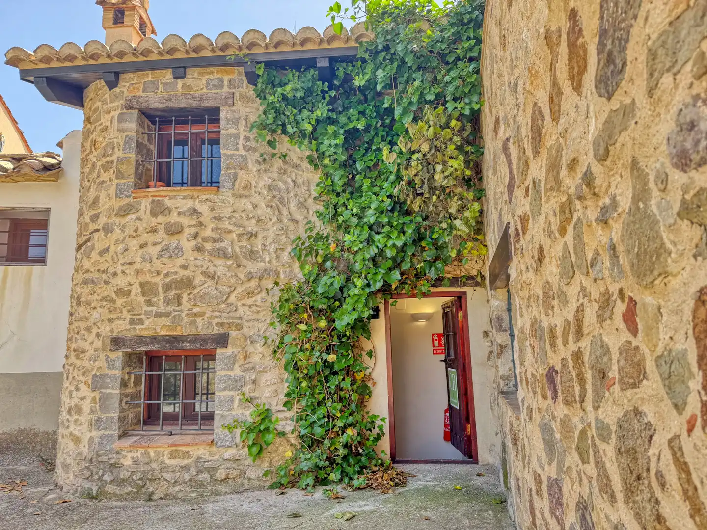 Vista exterior de Finca rústica en venda en Rubielos de Mora amb Calefacció i Terrassa