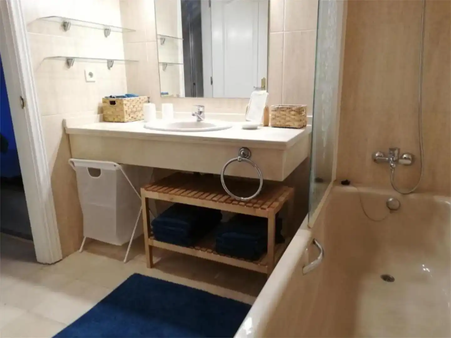 Badezimmer von Wohnung zur Miete in Marbella mit Klimaanlage, Privatgarten und Schwimmbad