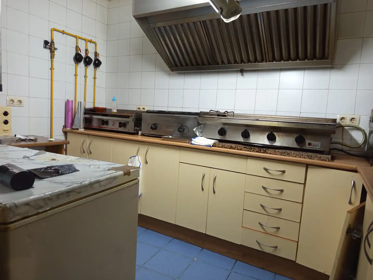 Cuina de Local en venda en Villatobas amb Aire condicionat, Moblat i Alarma