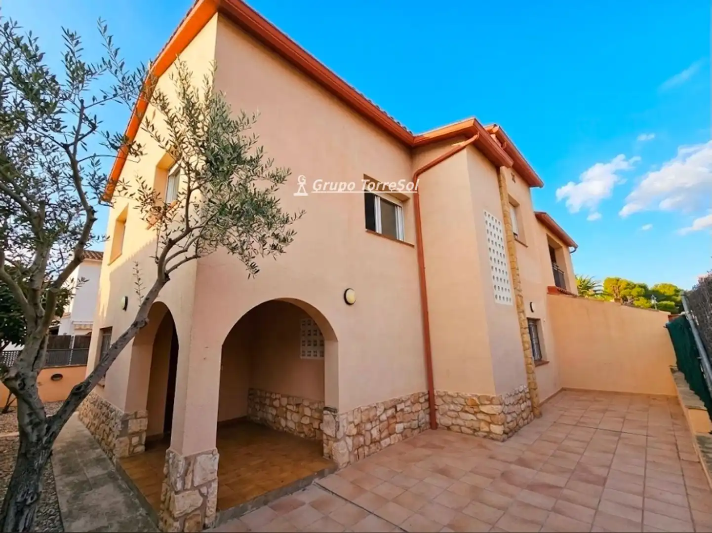 Casa aparellada amb jardí en venda a Figuera