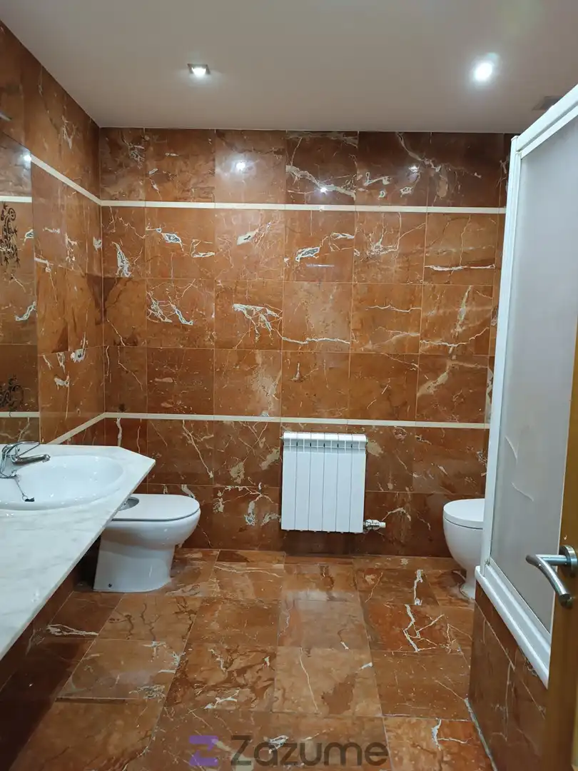 Baño de Piso de alquiler en Cascante con Aire acondicionado, Parquet y Amueblado