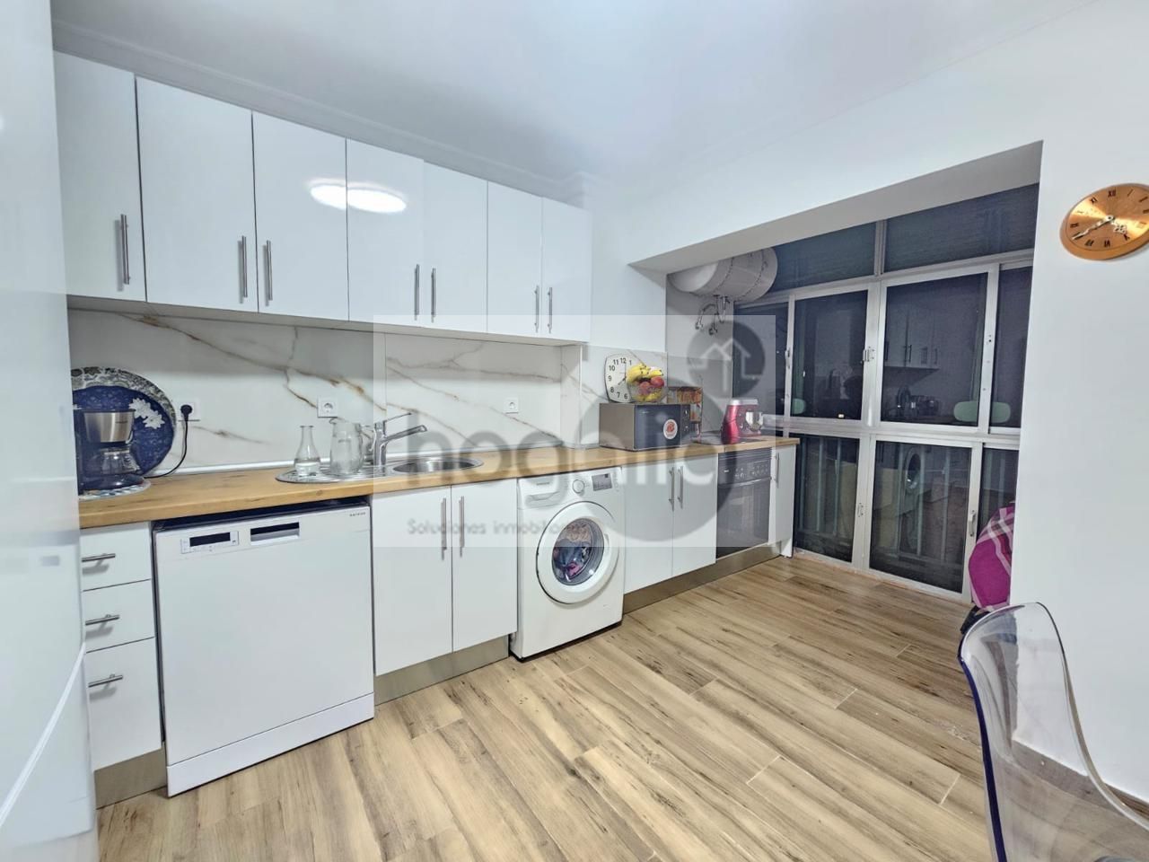 Kitchen of Flat to rent in  Sevilla Capital  with Air Conditioner and Furnished