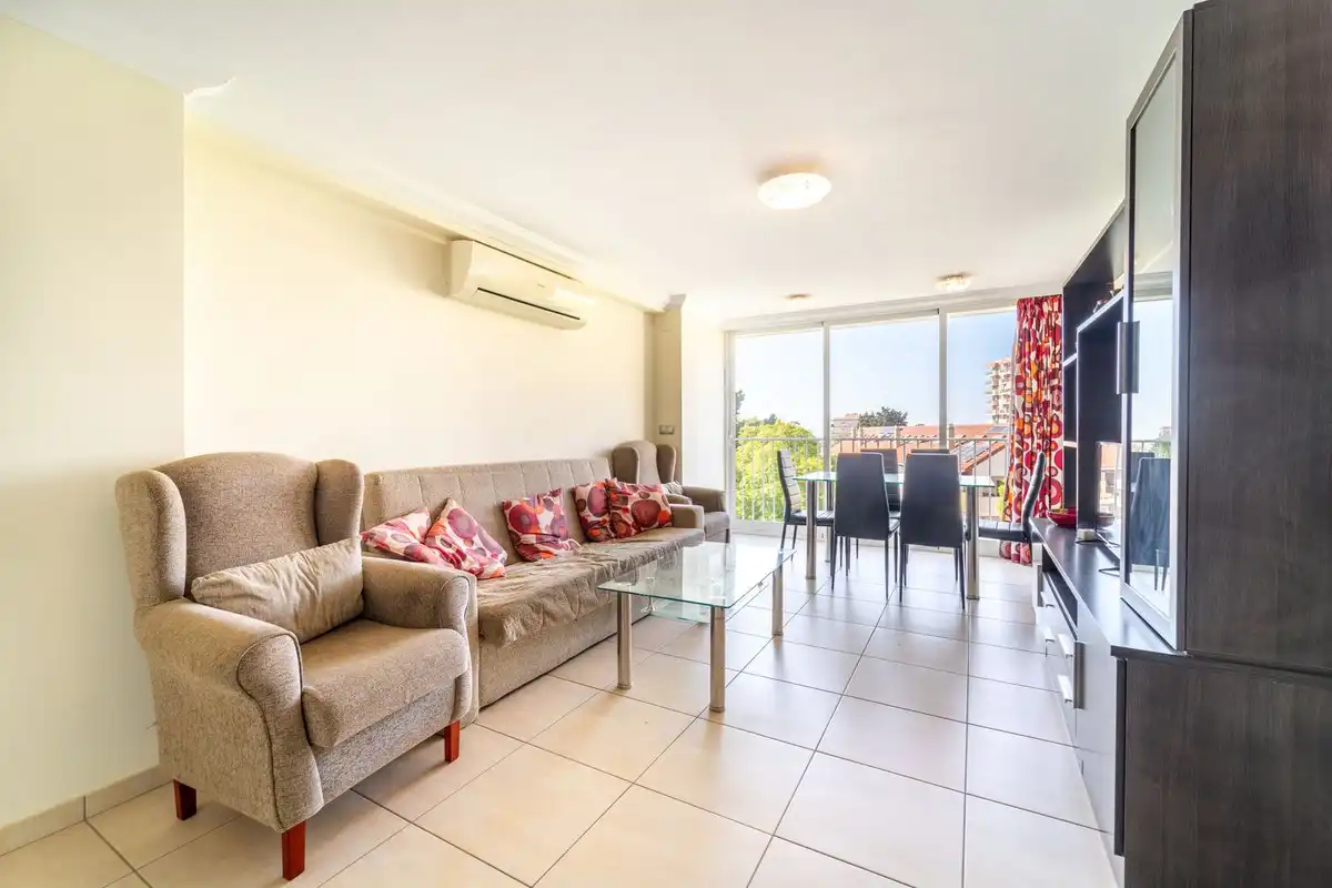 Sala de estar de Apartamento de alquiler en Benalmádena con Aire acondicionado y Piscina comunitaria
