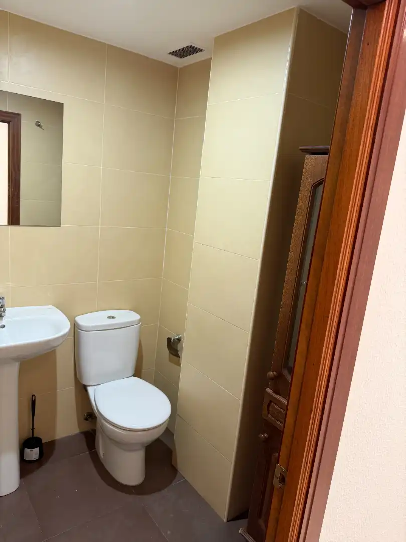 Bany de Pis en venda en Oviedo  amb Calefacció, Parquet i Terrassa