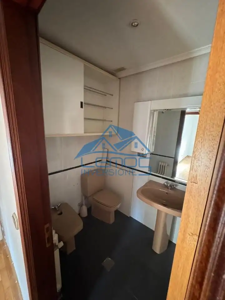 Bathroom of Flat for sale in Astorga