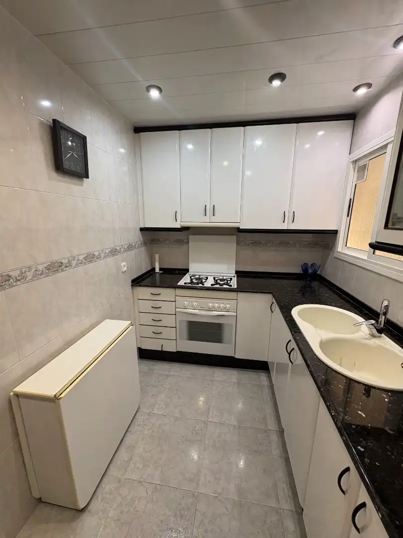 Küche von Wohnung zum Verkauf in Badalona mit Balkon