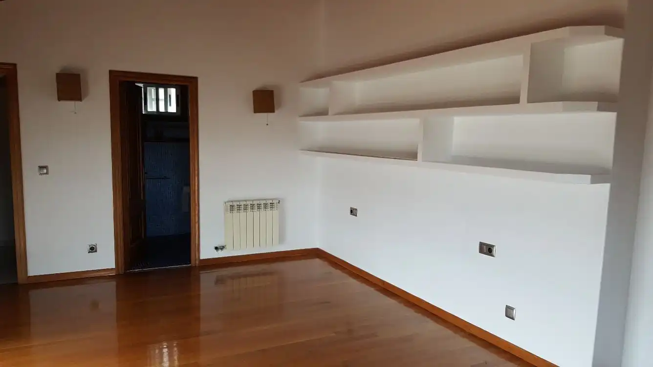 Sala d'estar de Casa o xalet en venda en Vigo  amb Jardí privat, Parquet i Terrassa