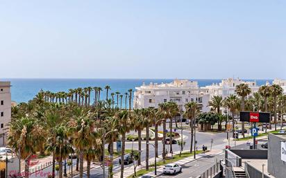 Außenansicht von Wohnung zum verkauf in Roquetas de Mar mit Terrasse