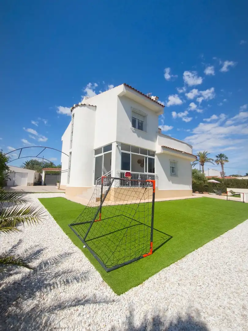 Vista exterior de Casa o chalet en venta en San Vicente del Raspeig / Sant Vicent del Raspeig con Piscina comunitaria