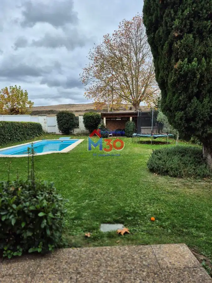Jardí de Casa o xalet en venda en Miranda de Ebro amb Calefacció i Piscina