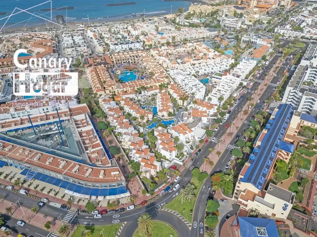 Vista exterior de Àtic en venda en Adeje amb Jardí privat i Piscina comunitària
