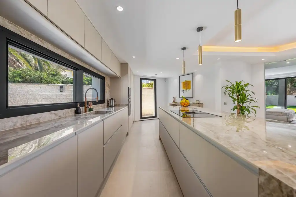 Cocina de Casa o chalet en venta en Marbella con Aire acondicionado, Calefacción y Jardín privado