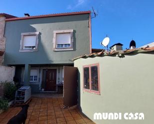 Vista exterior de Casa o xalet en venda en Rianxo amb Calefacció, Traster i Moblat