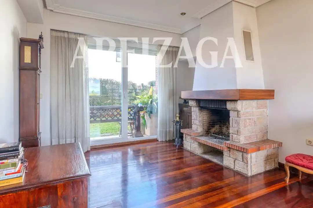 Sala d'estar de Casa adosada en venda en Donostia - San Sebastián  amb Calefacció, Terrassa i Traster