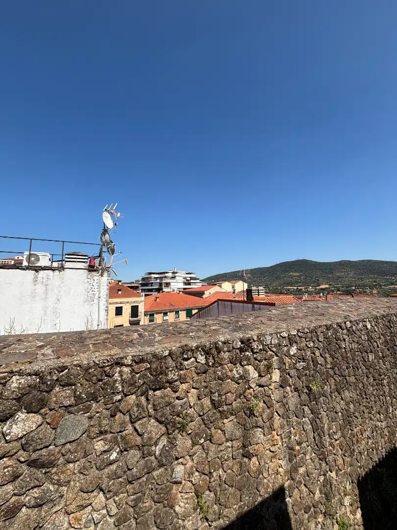 Vista exterior de Casa adosada en venda en Plasencia amb Calefacció i Balcó