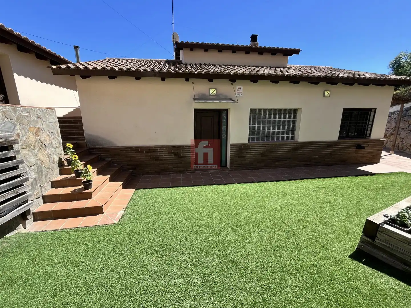 Außenansicht von Haus oder Chalet zum Verkauf in Olivella mit Terrasse, Abstellraum und Schwimmbad