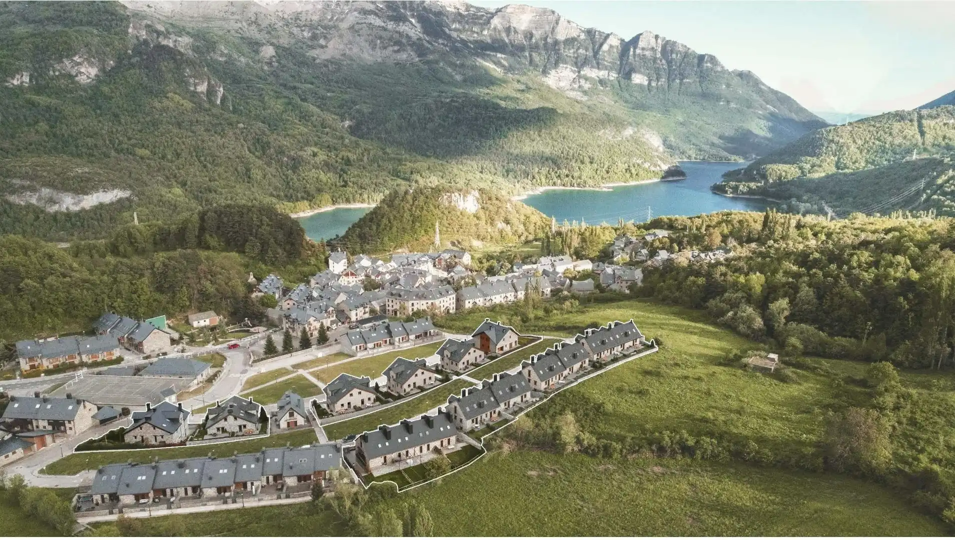 Außenansicht von Einfamilien-Reihenhaus zum Verkauf in Sallent de Gállego mit Heizung, Privatgarten und Terrasse