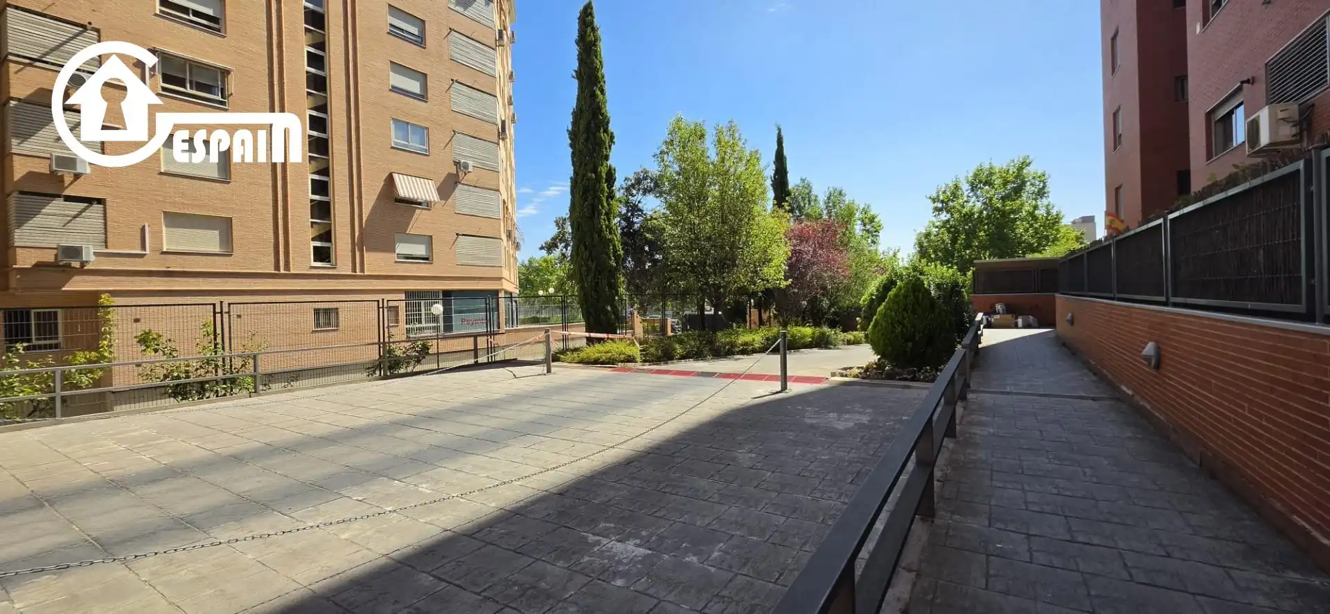 Außenansicht von Wohnung zum Verkauf in Madrid mit Klimaanlage, Heizung und Privatgarten