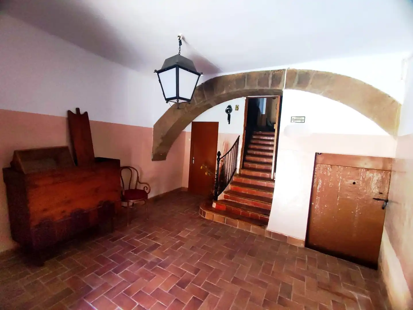 Einfamilien-Reihenhaus zum Verkauf in Azlor mit Terrasse, Abstellraum und Balkon