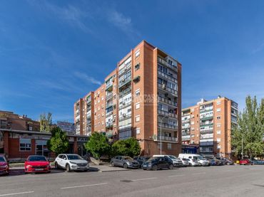 Piso con balcón en venta en San Blas
