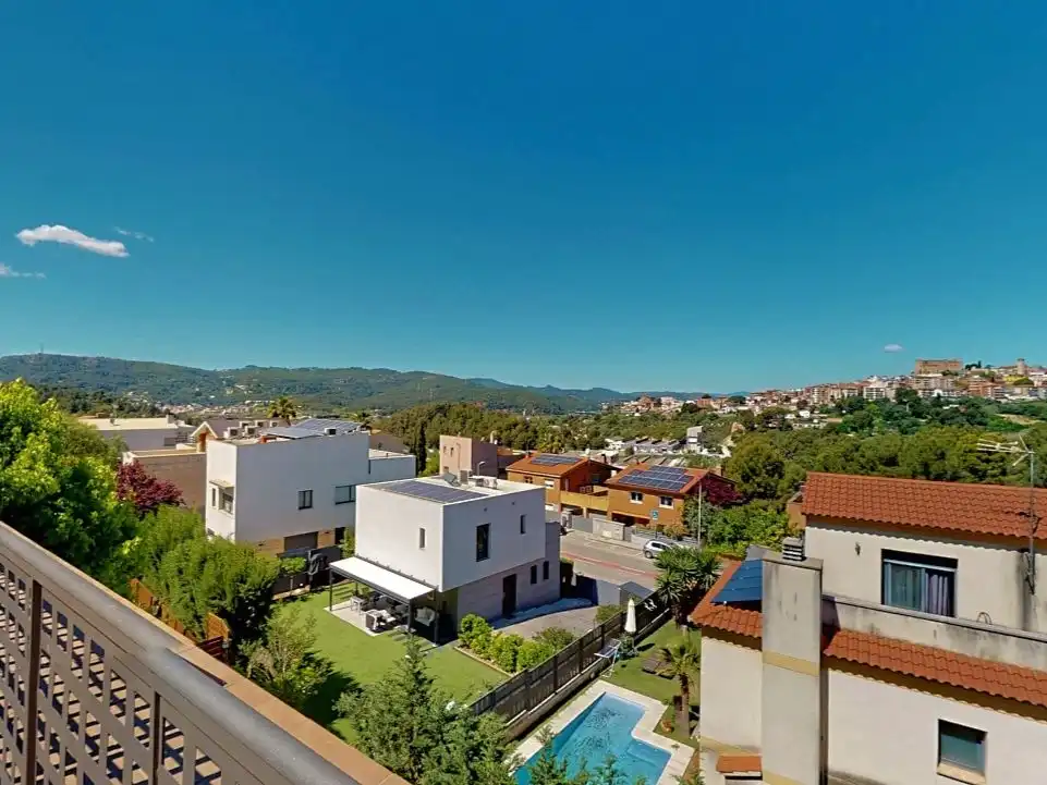 Vista exterior de Casa o xalet en venda en El Papiol amb Aire condicionat, Terrassa i Balcó