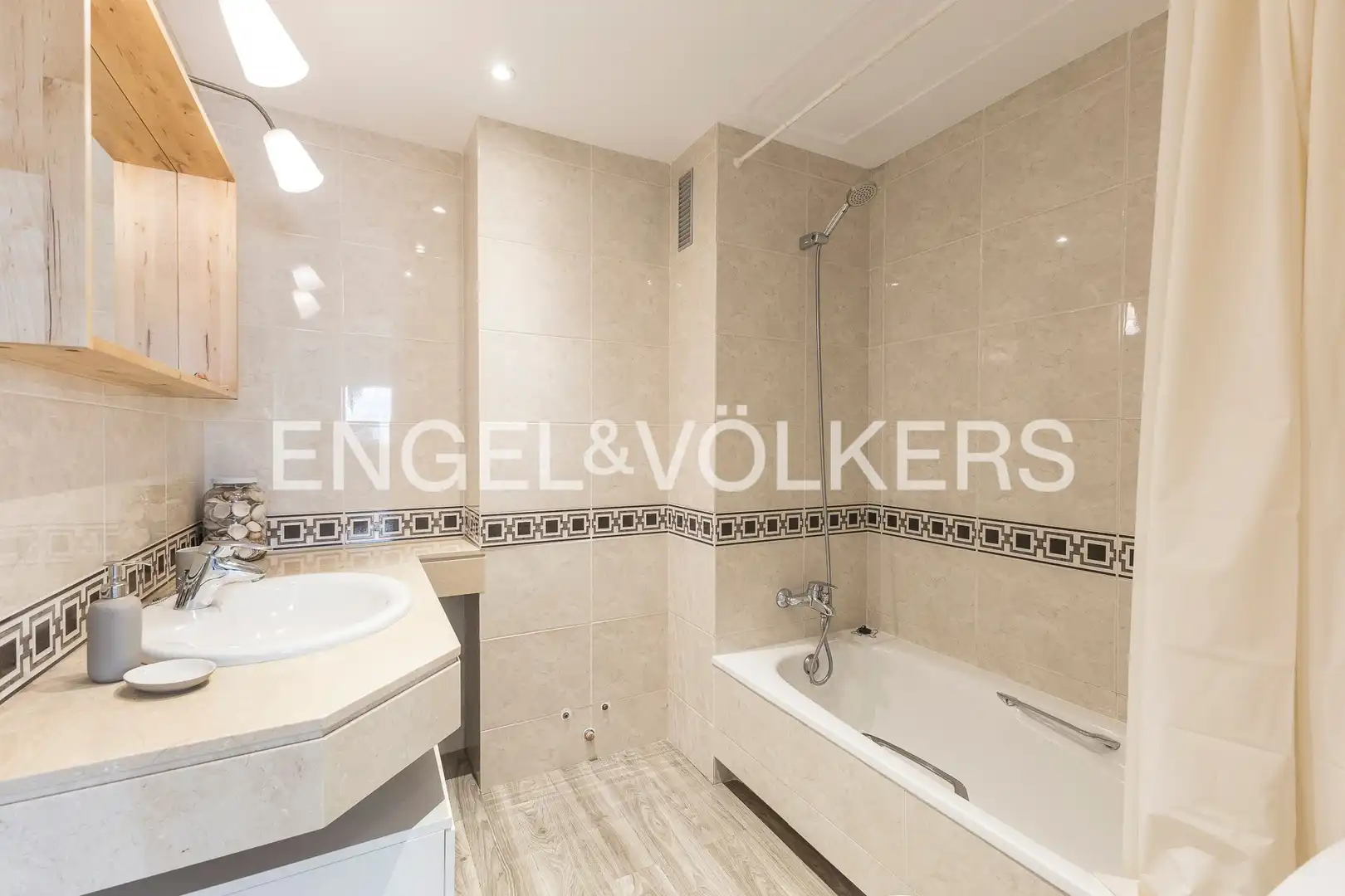 Badezimmer von Dachboden zur Miete in Barcelona mit Klimaanlage, Heizung und Parkett